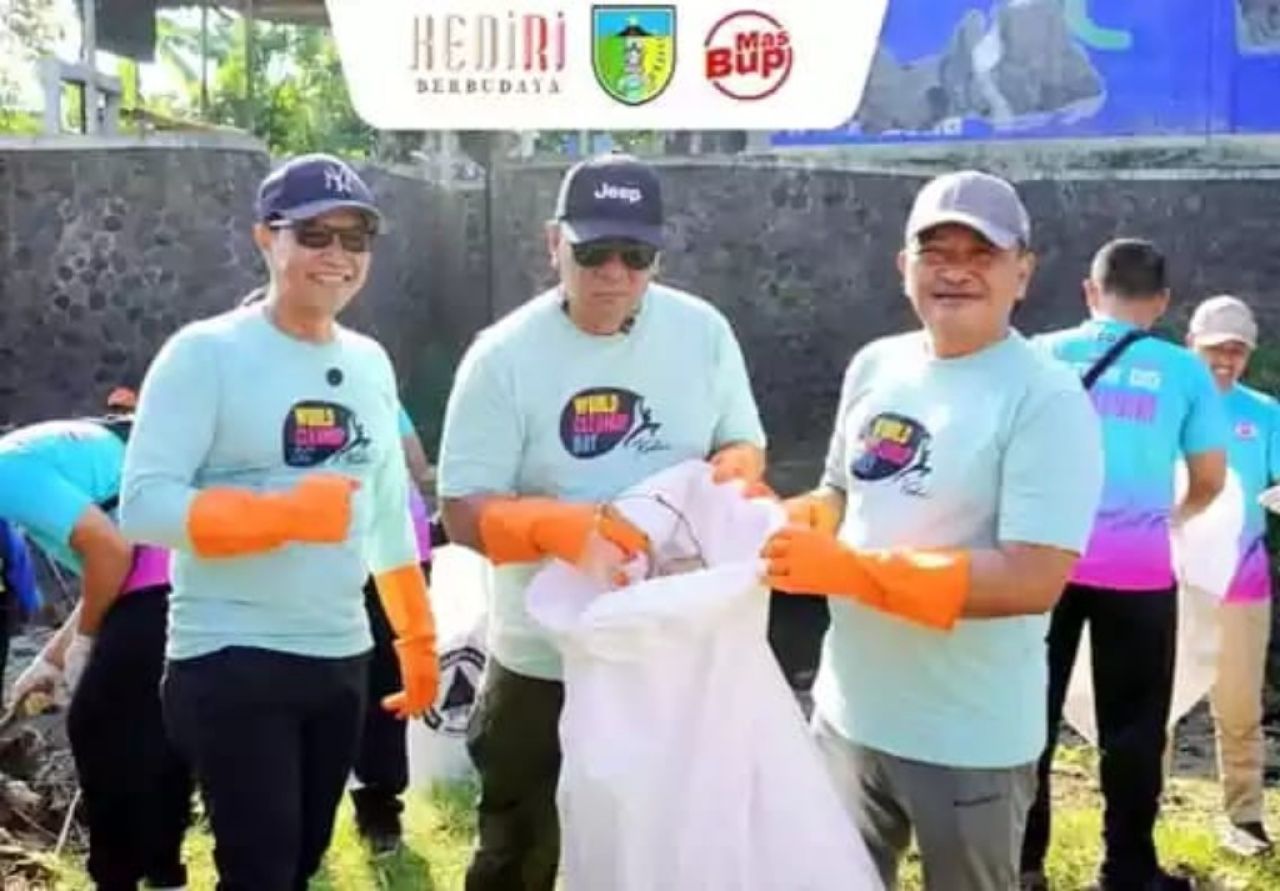 DLH Kabupaten Kediri Gelar Aksi Bersih Sungai di Maron pada World Cleanup Day 2025. (Tim)