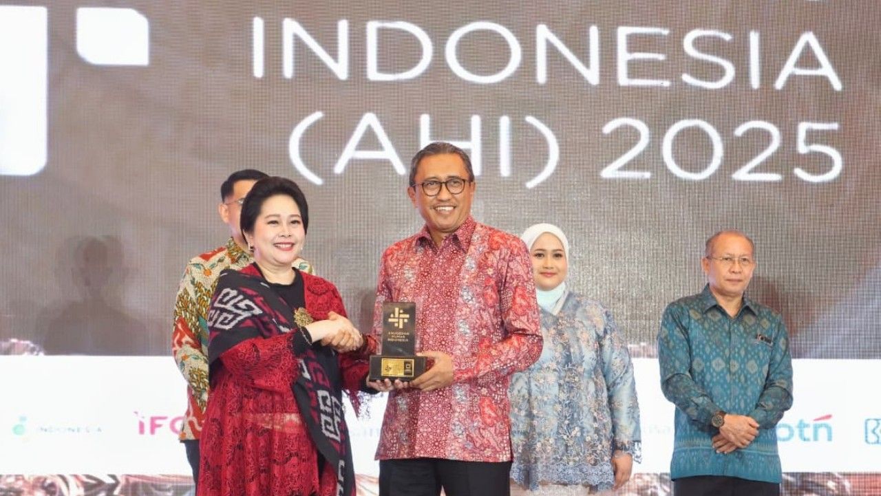 Perumda Air Minum Surya Sembada Surabaya terima penghargaan. (Humas
