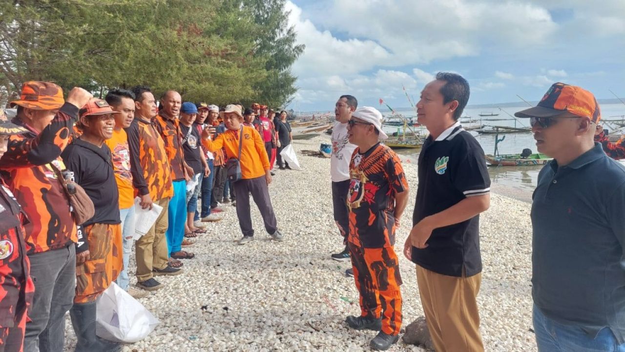 Pemuda Pancasila Surabaya Gelar Aksi Bersih-Bersih Pantai Kenjeran. (Tim)