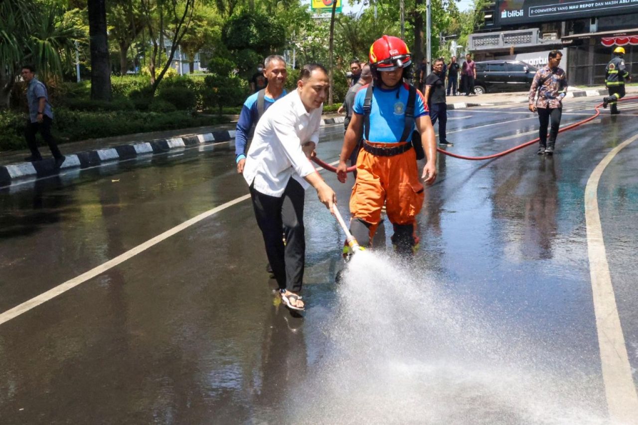 Wali Kota Eri Cahyadi Pimpin Gerak Cepat Pembersihan Kota Surabaya Pasca Aksi Massa
