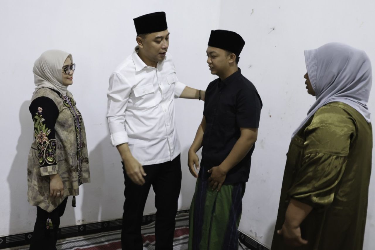 Walikota Eri Cahyadi takziyah ke keluarga petugas damkar yang meninggal saat bertugas. (Mar)