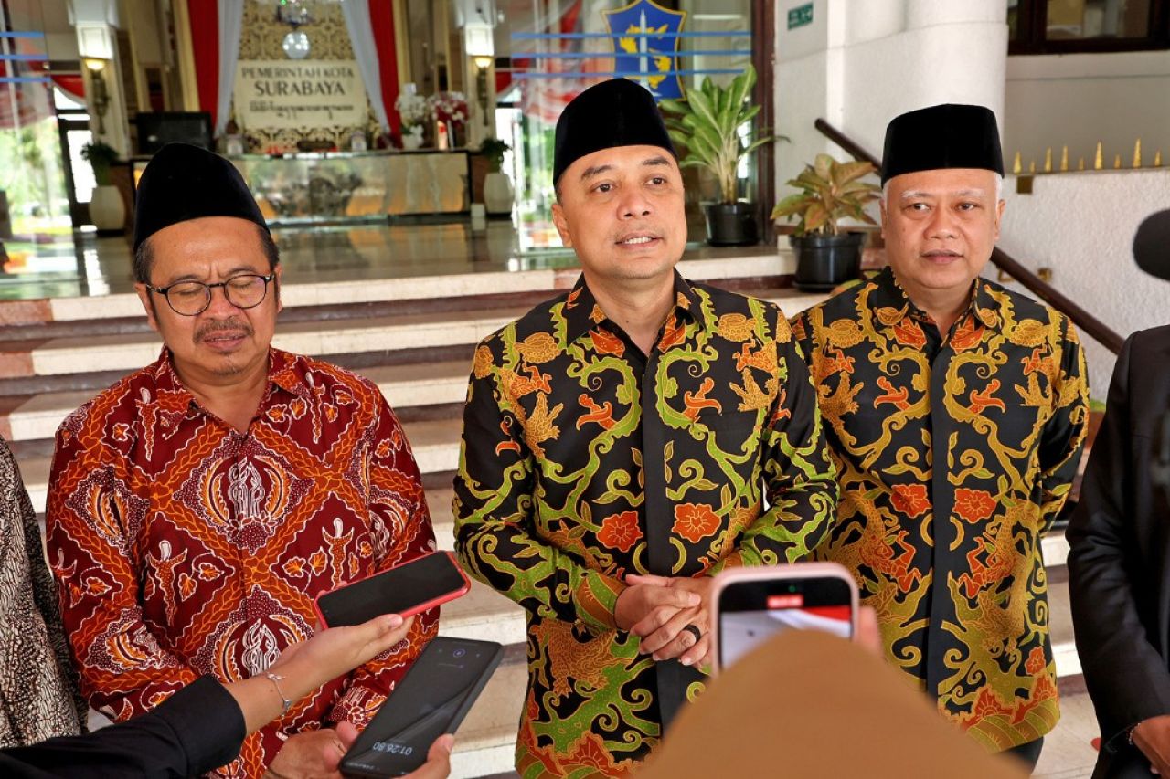 Walikota Eri Cahyadi (tengah). (Kominfo Surabaya)