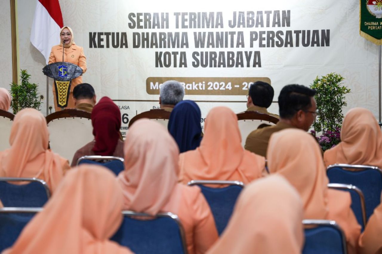 Serah terima jabatan Ketua DWP. (Kominfo Surabaya)
