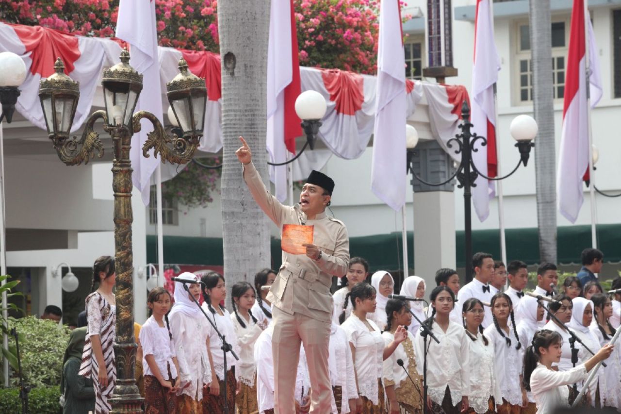 Wali Kota Eri Cahyadi Perankan Tokoh Residen Soedirman di Teatrikal Kolosal Perobekan Bendera “Surabaya Merah Putih”