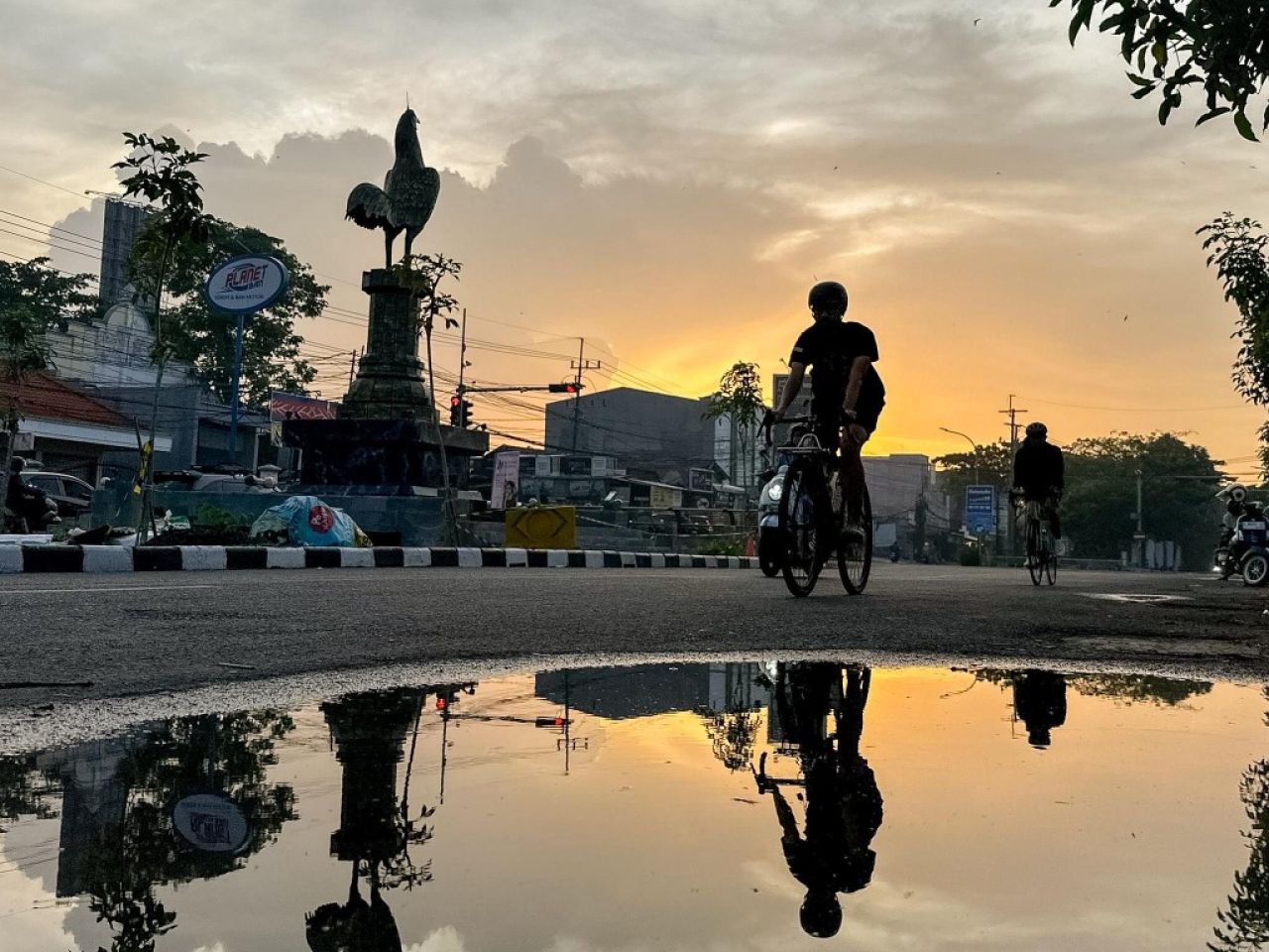 Patung Ayam Jago di lidahwetan Surabaya. (Kominfo Surabaya)