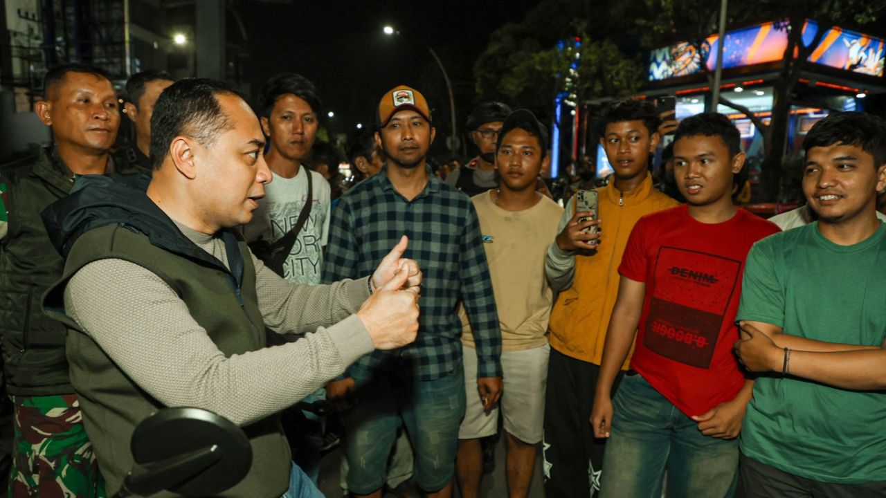 Walikota Eri Cahyadi bersama Forkopimda Kota Surabaya saat patroli pastikan keamanan Kota Pahlawan. (Kominfo Surabaya)