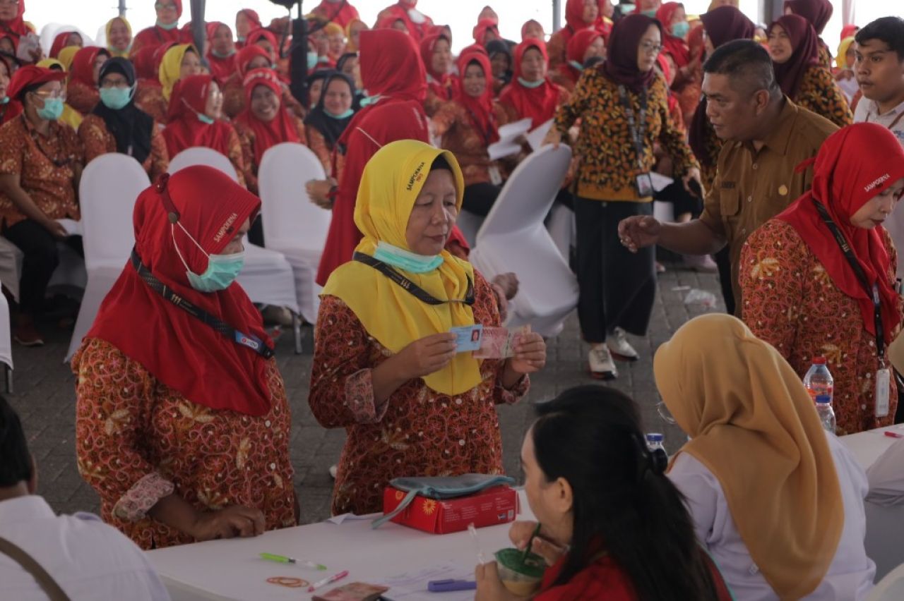 Pemkot Surabaya Salurkan BLT DBHCHT 2025 untuk 8.767 Penerima. (Mar)