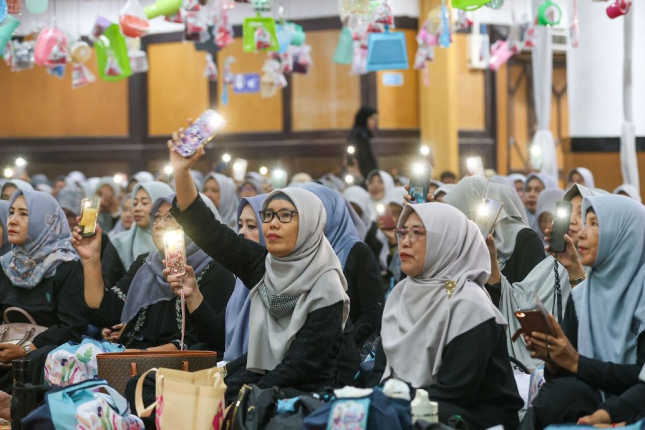 Ribuan Ibu PKK Surabaya Rebutan Peralatan Rumah Tangga Saat Ikuti Tradisi “Brayakan” Maulid Nabi (Kominfi Surabaya)