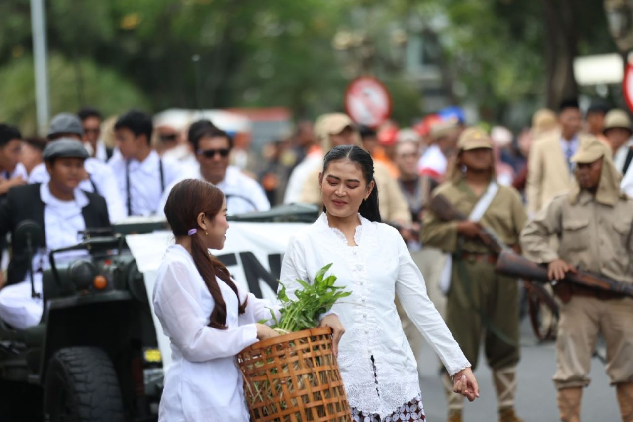 Teatrikal Perobekan bendera di Hotel Majapahit. (Kominfo Surabaya)
