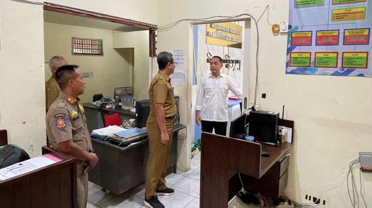 Wali Kota Eri Beri Peringatan Keras Oknum Pegawai Kelurahan Terbukti Lakukan Pungli Adminduk. (Kominfo Surabaya)