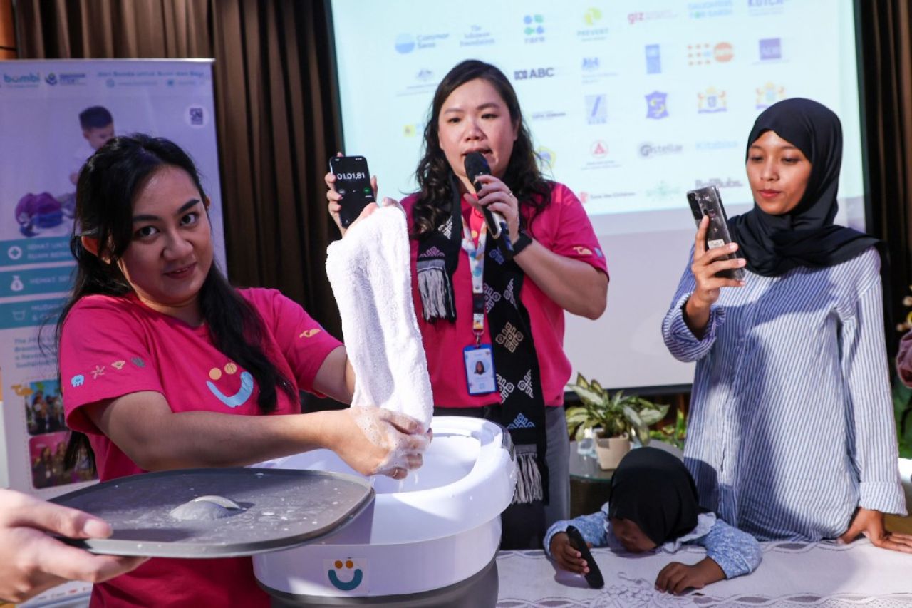 Sosialisasi popok kain. (Kominfo Surabaya)