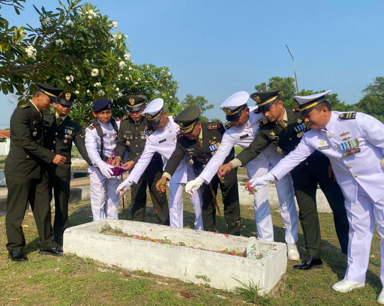 Ziarah Bersama Peringati HUT ke-80 TNI di TMP Bangkalan