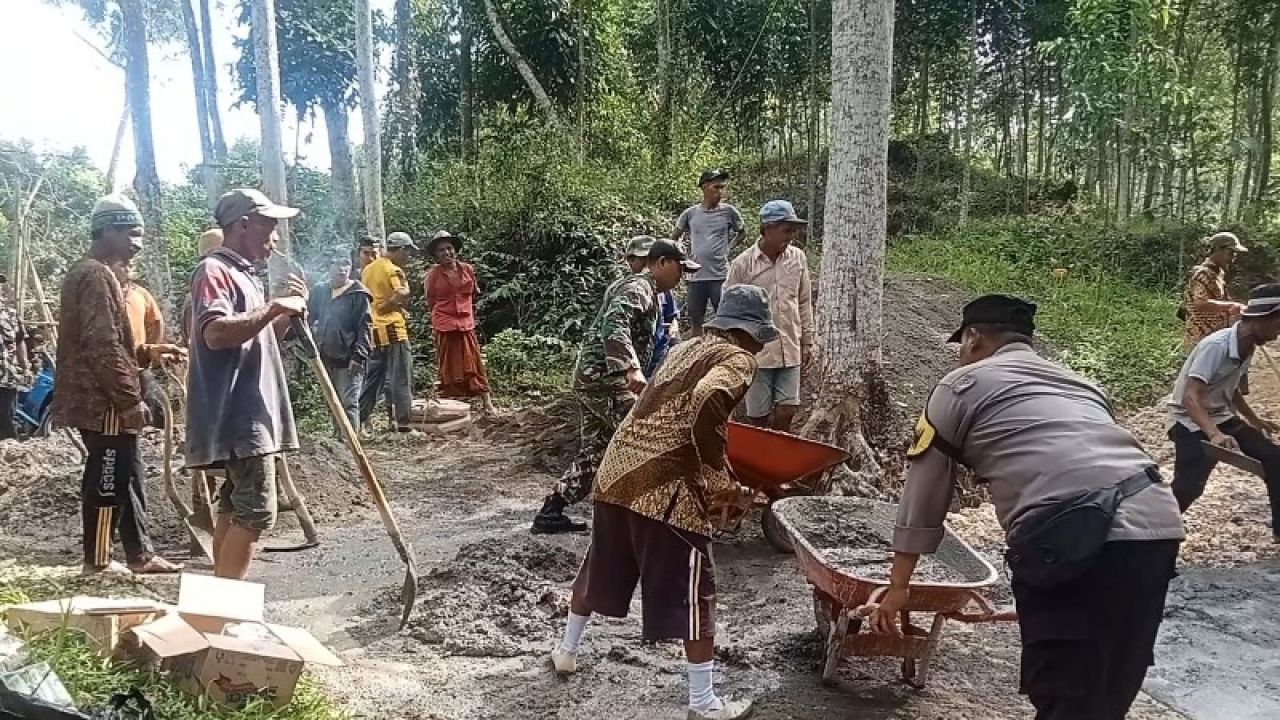 Babinsa Geger Ajak Warga Gotong Royong Cor Jalan Desa