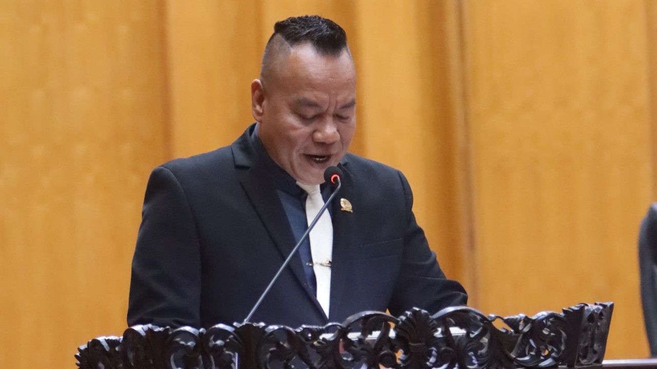 Yona Bagus Widyatmoko, Juru bicara Fraksi Gerindra dalam rapay paripurna DPRD Surabaya hari ini. (Tim)