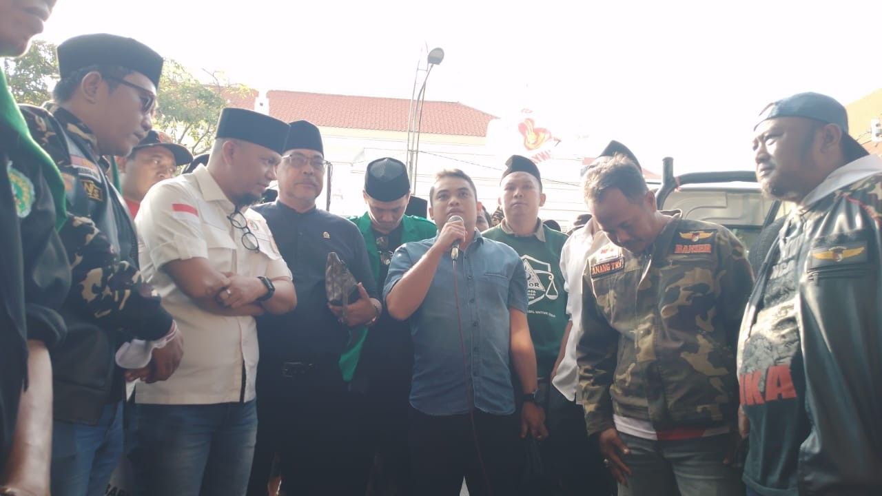 Saat tiga legislator Kota Surabaya orasi bela santri, Kyai dan Pesantren.n (Amar)