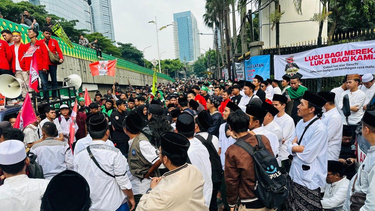 Massa aksi tuntut KPI Cabut izin Siaran Tran 7. (Tim)