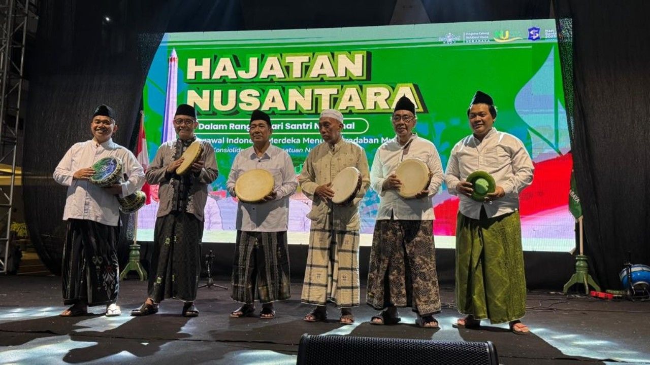 K.H. Massuki Toha (ketiga dari kanan) Ketua PCNU Kota Surabaya. (Tim)