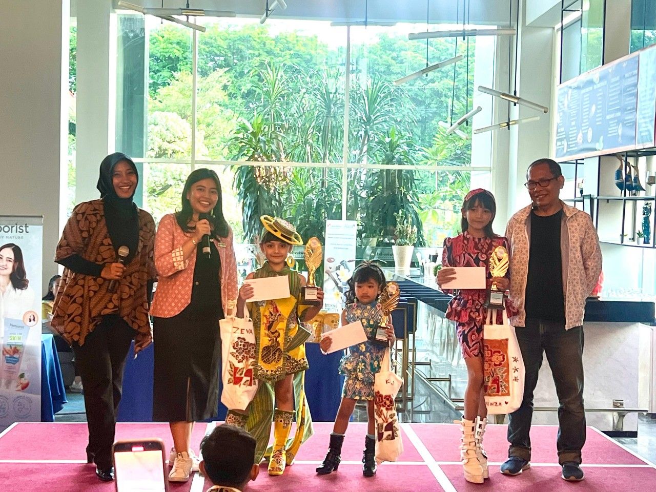 Swiss-Belinn Airport Surabaya berkolaborasi dengan komunitas ISIK (Ibu Semangat Indonesia Kuat) dan Seplaydate menggelar kegiatan kreatif bertema “Batik Fun Day - Craft & Catwalk” (tim)