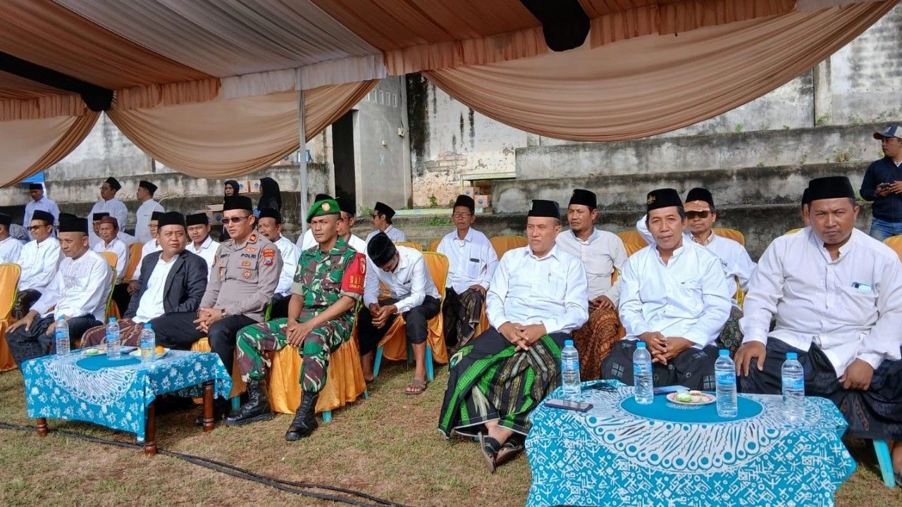 Tanamkan Semangat Kebangsaan, Koramil 0817/13 Ujungpangkah Hadiri Peringatan Hari Santri Nasional di Desa Sekapuk