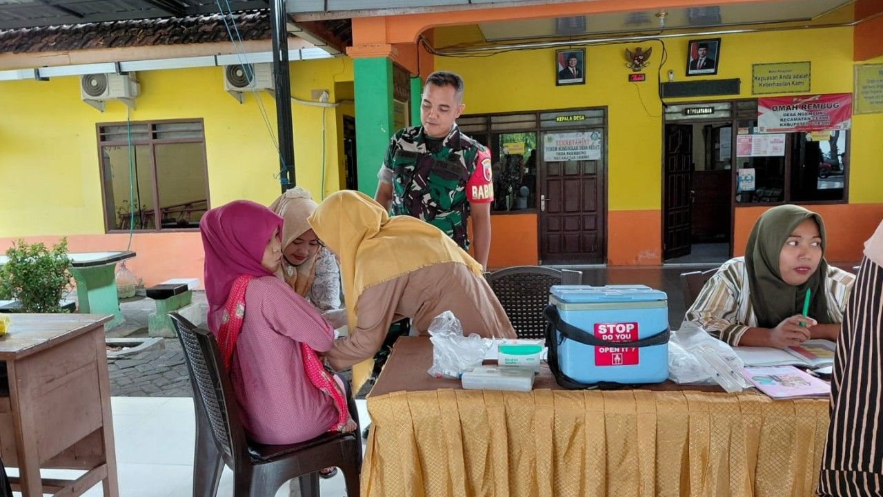 Babinsa Koramil Cerme Turut Sukseskan Kegiatan Posyandu Balita di Desa Ngembung