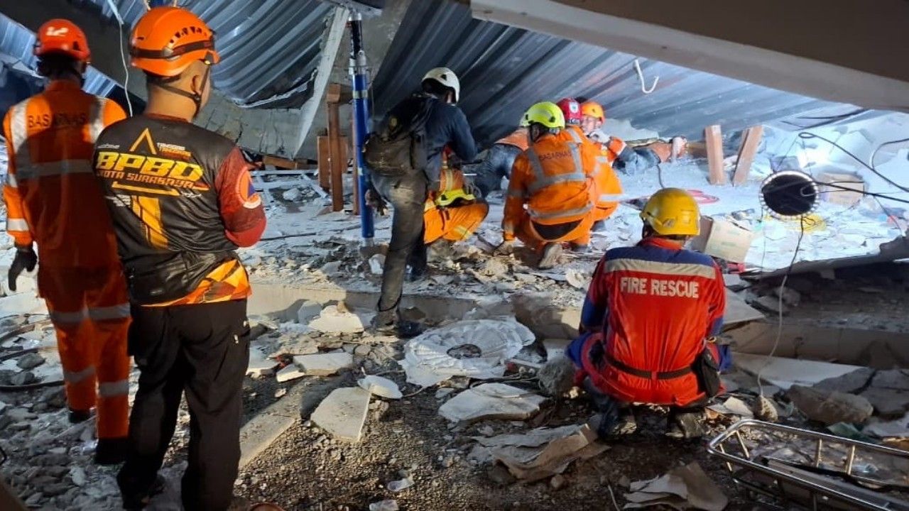 Respon Cepat Wali Kota Eri Cahyadi Kirim Tim Rescue ke Ponpes Al Khoziny Sidoarjo. (Kominfo Kota Surabaya)