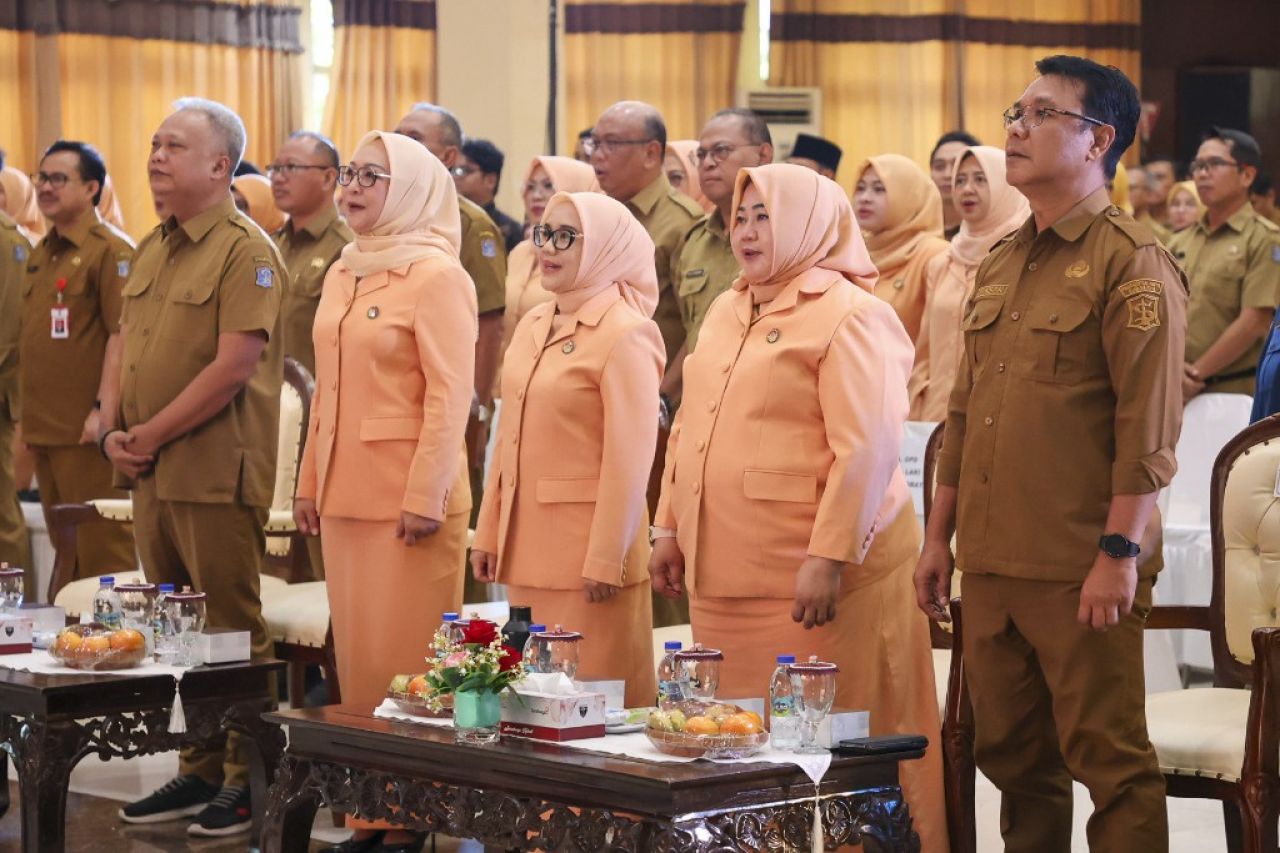 Resmi Dikukuhkan, DWP Surabaya Diminta Menjaga Kesederhanaan ASN dan Hindari Flexing. (Kominfo Kota Surabaya)