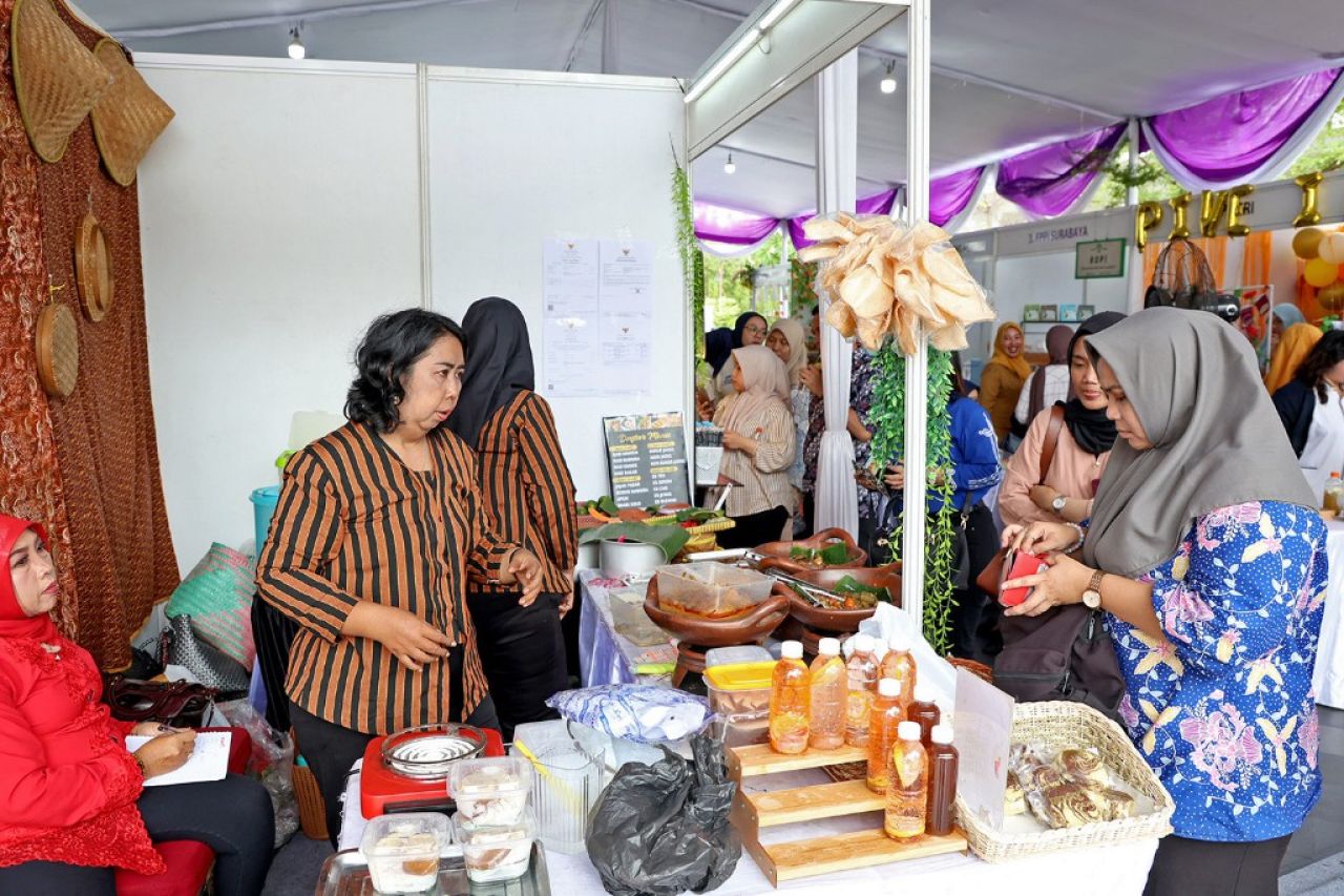 Salah satu stand gebyar wirausaha perempuan Surabaya 2025. (Kominfo Surabaya0