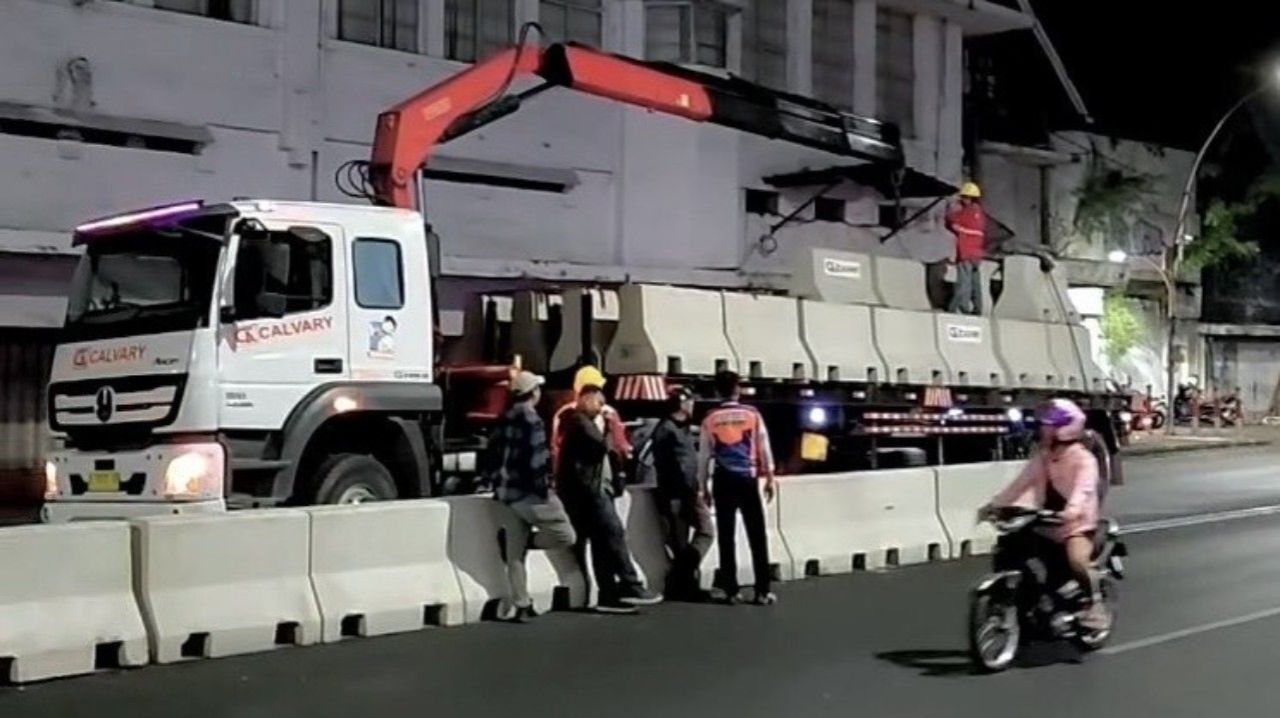 Pemkot Surabaya Pasang Barrier Beton di Jalan Basuki Rachmat, Cegah Kecelakaan dan Pelanggar Lalu Lintas