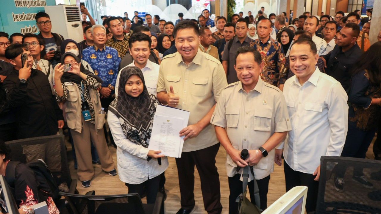 Kunjungan Menteri PKP Maruarar Sirait dan Mendagri Tito Karnavian ke Mal Pelayanan Siola Surabaya. (Kominfo Surabaya)