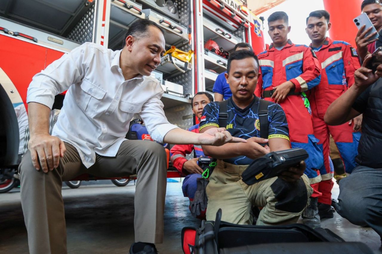 Walikota Eri Cahyadi di tengah anggota DPKP Surabaya. (Kominfo Surabaya)