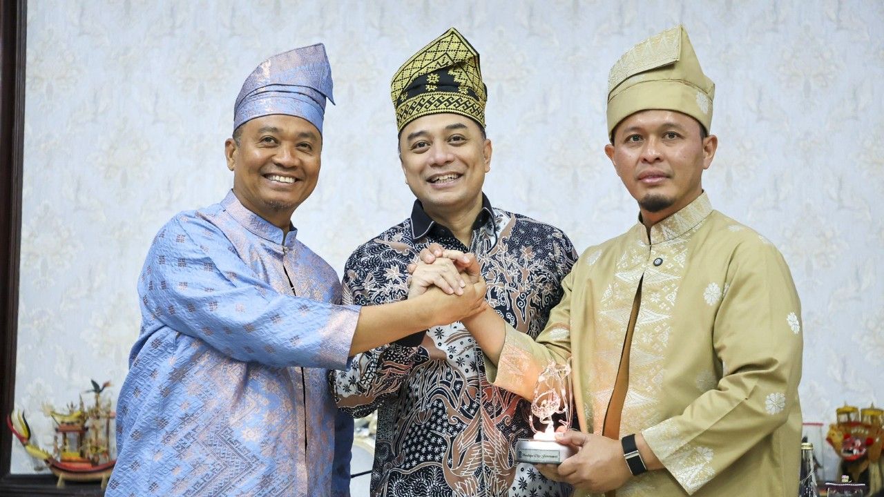 Wali Kota Surabaya, Eri Cahyadi, dan Wali Kota Pekanbaru, Agung Nugroho, resmi menandatangani Kesepakatan Bersama tentang Kerja Sama Pembangunan Daerah. (Kominfo Surabaya)