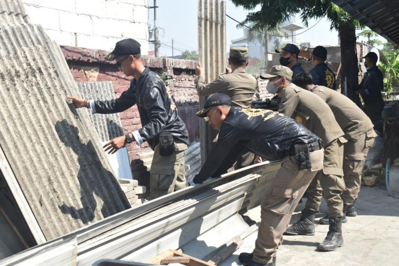 Pulihkan Fungsi Drainase, 11 Bangunan Liar di Ketintang Ditertibkan Satpol PP Surabaya. (Kominfo Surabaya)