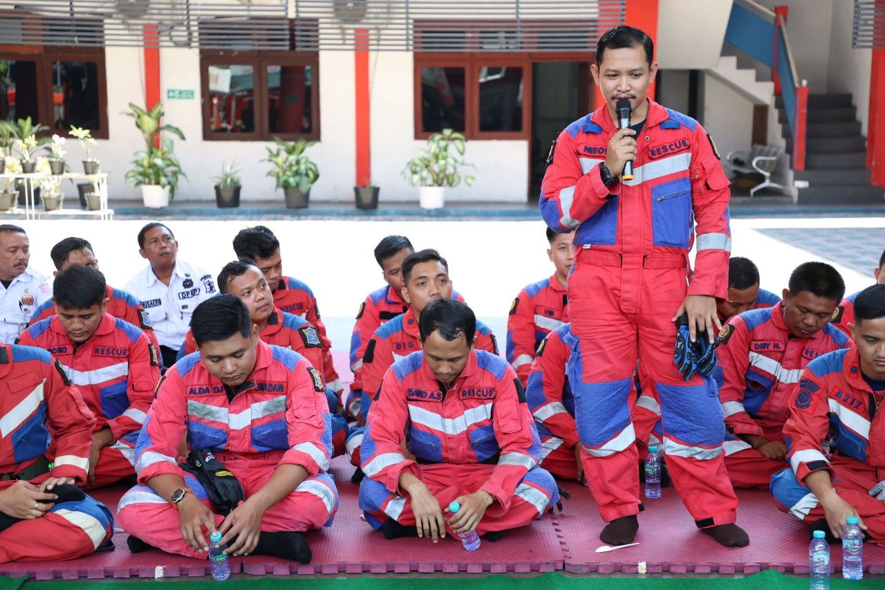 Kisah Menyentuh Tim Rescue Surabaya Selamatkan Santri di Reruntuhan Ponpes Al-Khoziny. (Kominfo Surabaya)