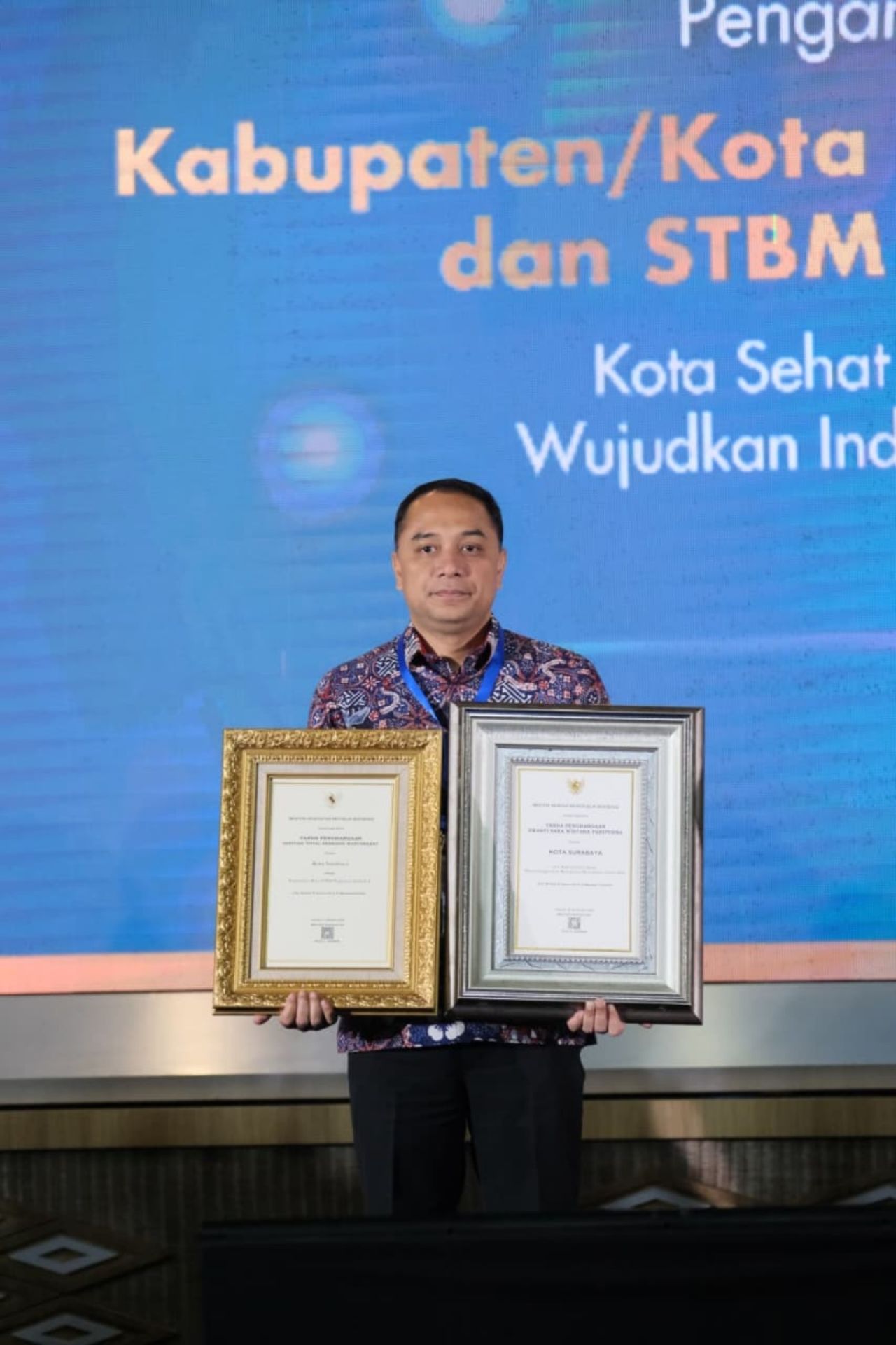 Walikota Eri Cahyadi dengan dua penghargaannya. (Kominfo Surabaya)