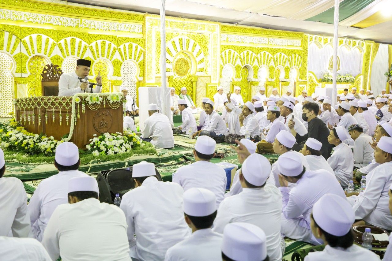 Wali Kota Eri Cahyadi Bersama Ribuan Suporter Gelar Dzikir Bersama