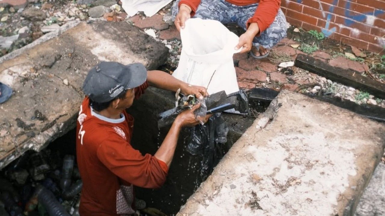 Awas! Buang Sampah Kasur dan Sofa di Sungai Surabaya Bisa Masuk Bui