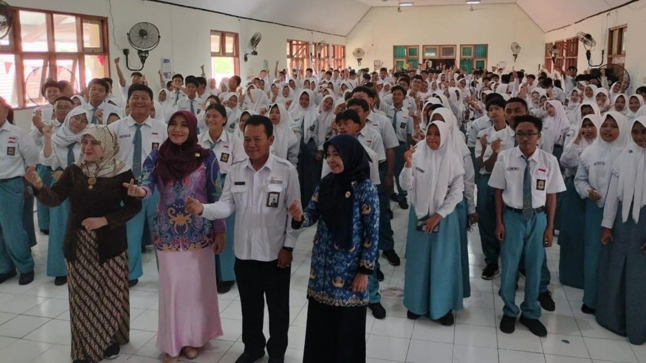 Ratusan pelajar SMAN 19 Surabaya bersama para Narasumber. (Amar)