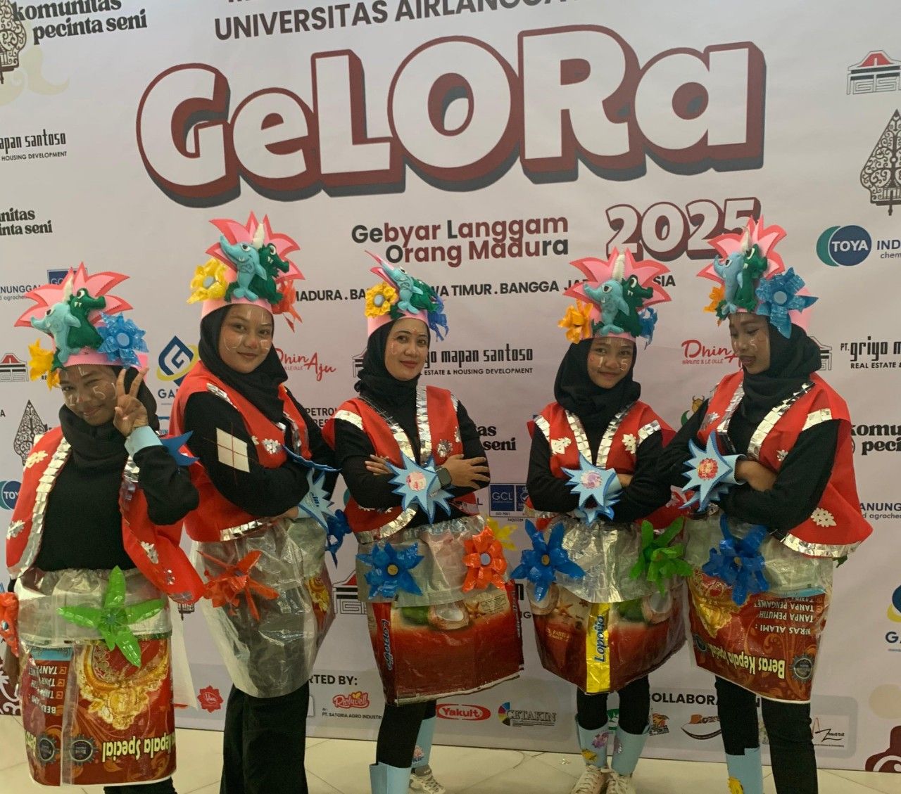 Koordinaror Adiwiyata SMPN 15 Surabaya, Dian Sukmawati (tengah, ketiga dari kiri)