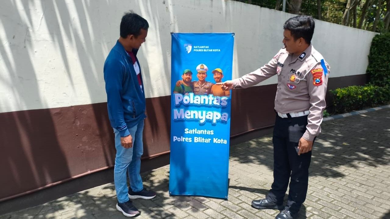 Polantas Blitar Kota Tingkatkan Edukasi Publik Lewat Program Polantas Menyapa di Tengah Operasi Zebra 2025