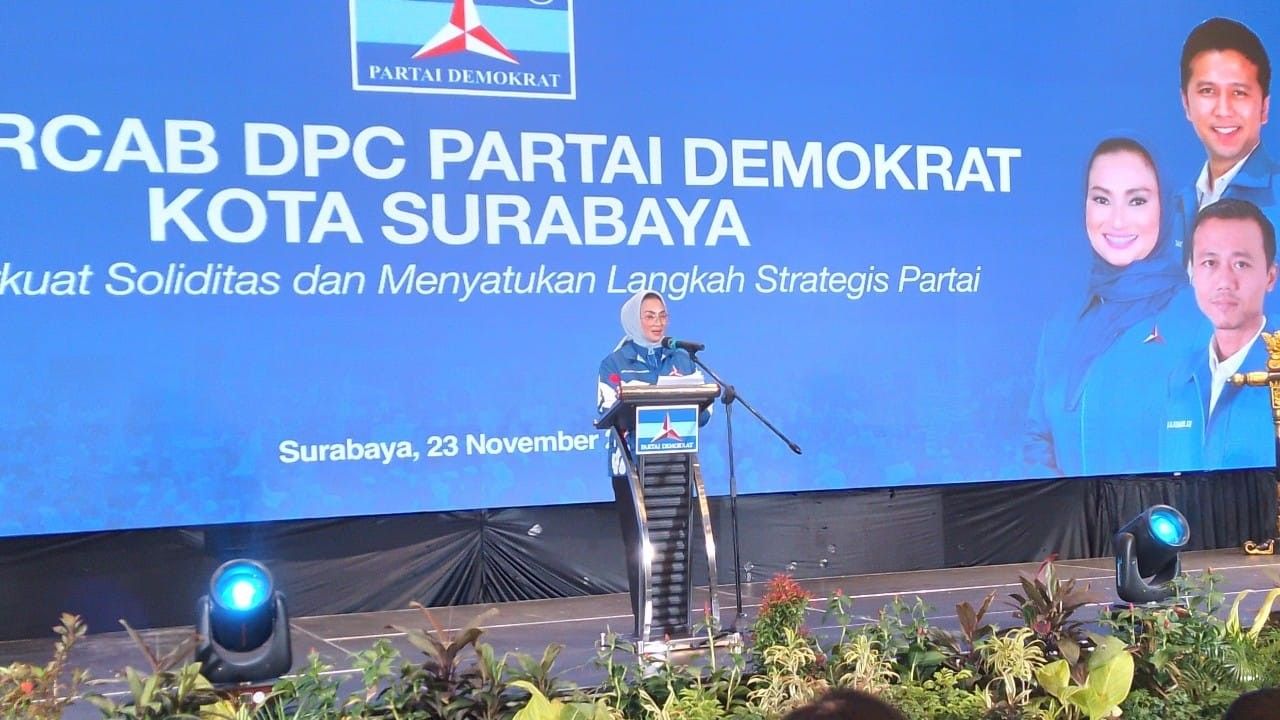 Ketua DPC Partai Demokrat Kota Surabaya, Lucy Kurniasari saat memberikan sambutan dalam Rakercab Demokrat Surabaya. (Amar)