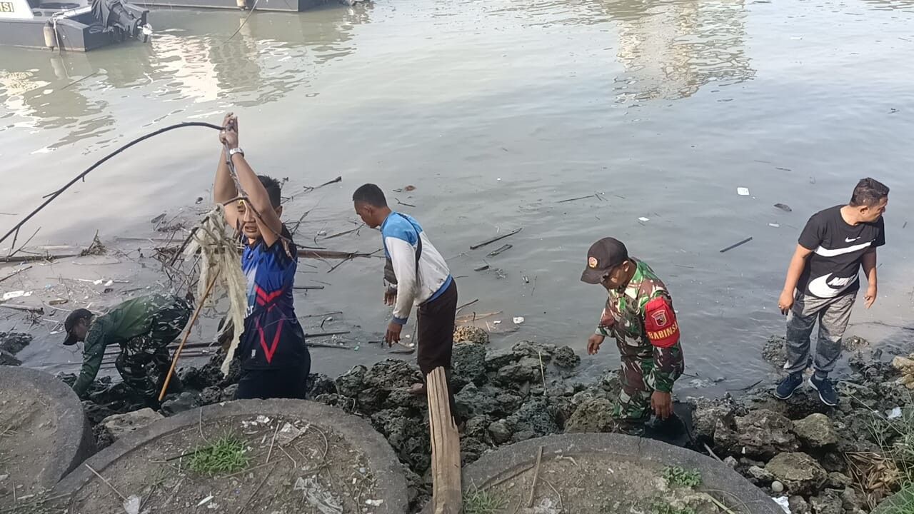 Babinsa Kamal Ikut Karya Bakti HUT Polairud ke-75 di Pelabuhan Kamal. (Tim)