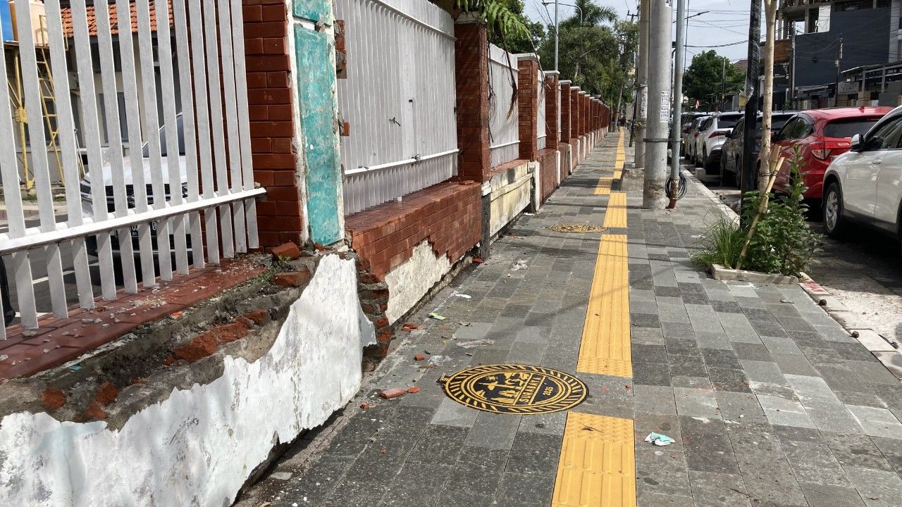 Tutup pedestrian di Jalan Kedung Sroko. (Kominfo Kota Surabaya)