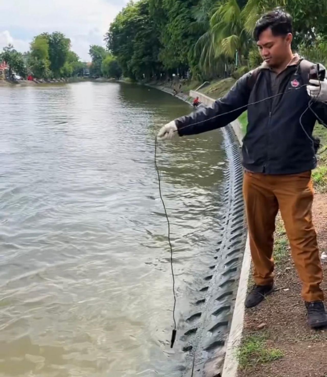 Petugas DLH Kota Surabaya saat melakukan oengukuran air sungai. Kominfo Surabaya)