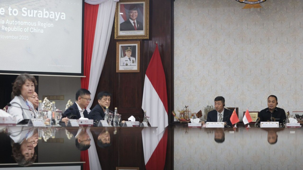 Wali Kota Surabaya, Eri Cahyadi, menyambut hangat perwakilan Daerah Otonomi Mongolia Dalam (Inner Mongolia), Republik Rakyat Tiongkok, di Ruang Sidang Walikota, Jumat (21/11/2025). (Kominfo Kota Surabaya)