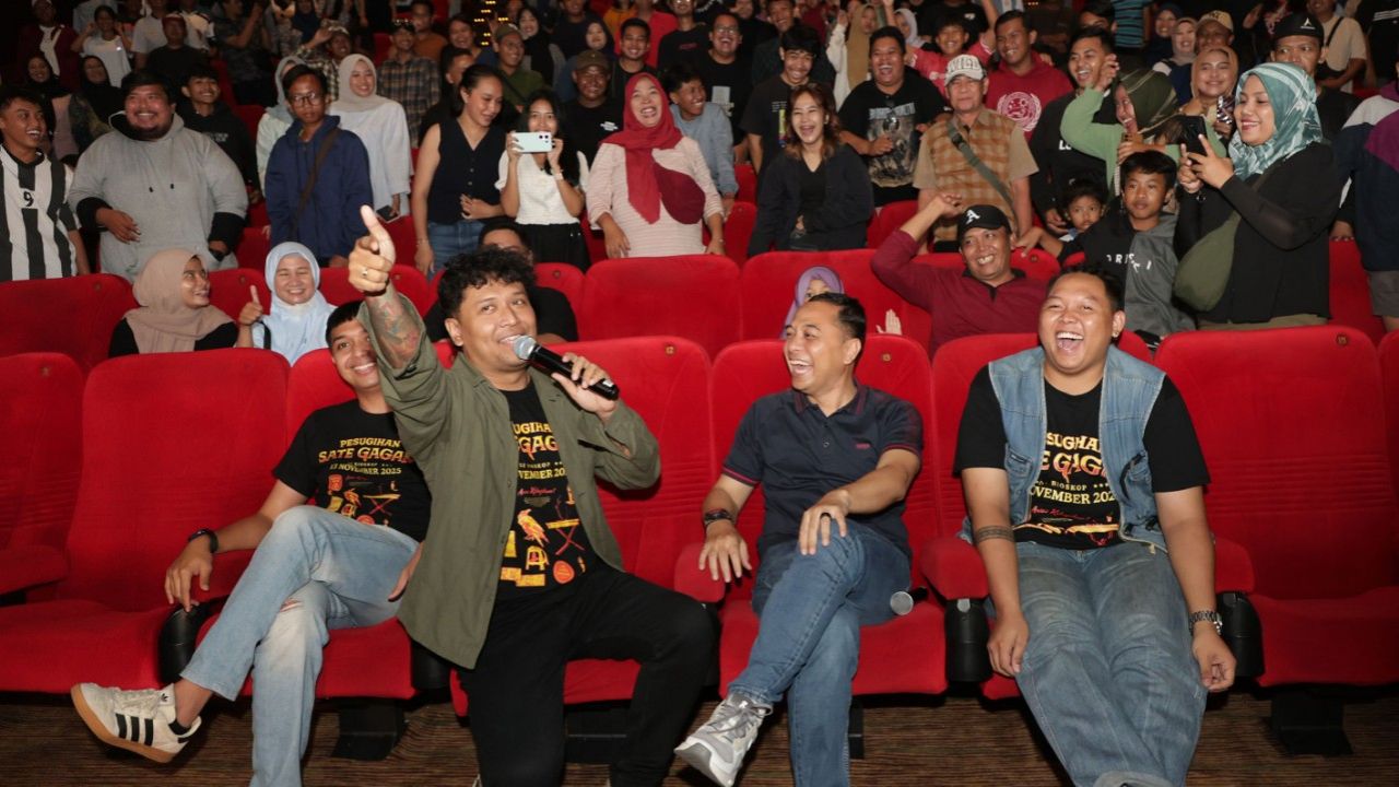 Walikota Eri (kedua dari kanan) saat nobar di TP. (Kominfo Kota Surabaya)