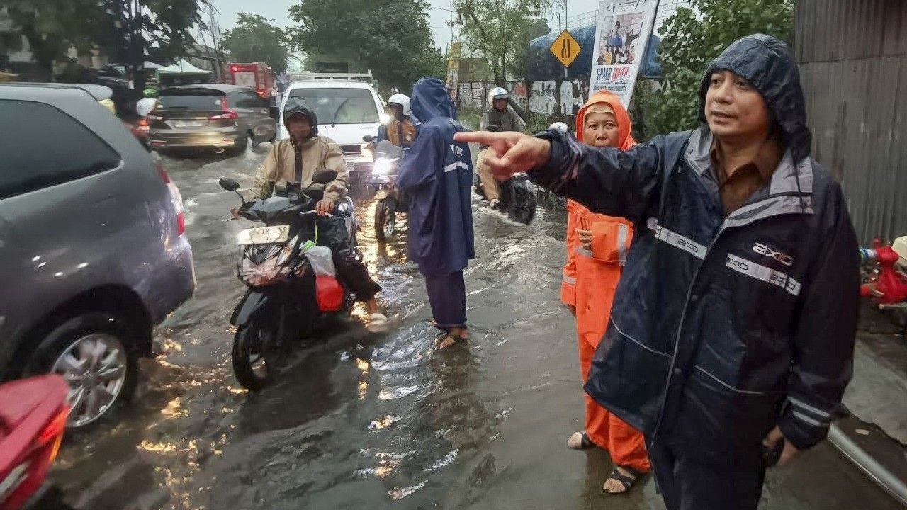 Genangan di Jalan Tanjungsari Akibat Banyak Bangunan Berdiri di Saluran Air, Wali Kota Eri Minta Dibongkar