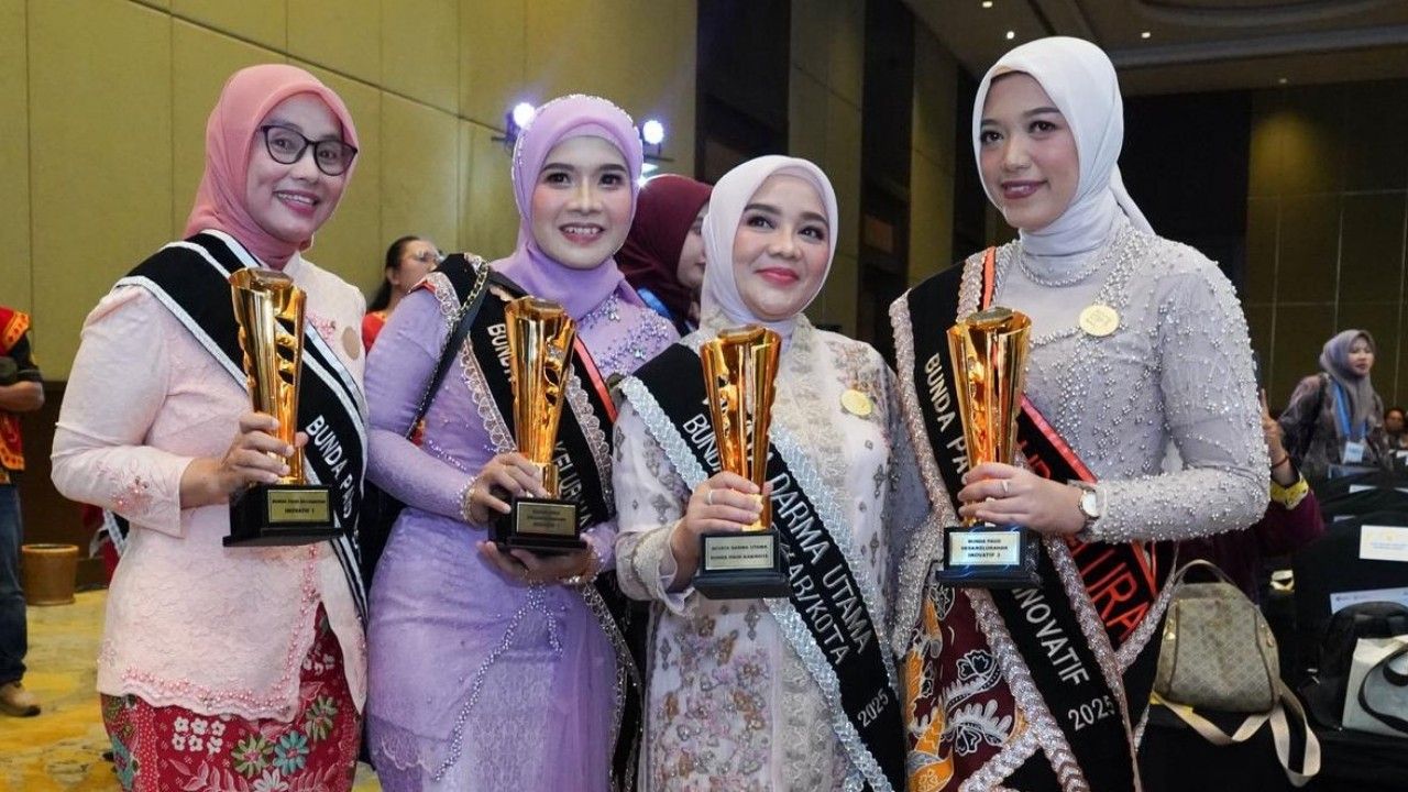 Sukses Kampanyekan Wajib Belajar 13 Tahun, Bunda PAUD Surabaya Raih Penghargaan Wiyata Dharma Utama. (Kominfo Kota Surabaya)