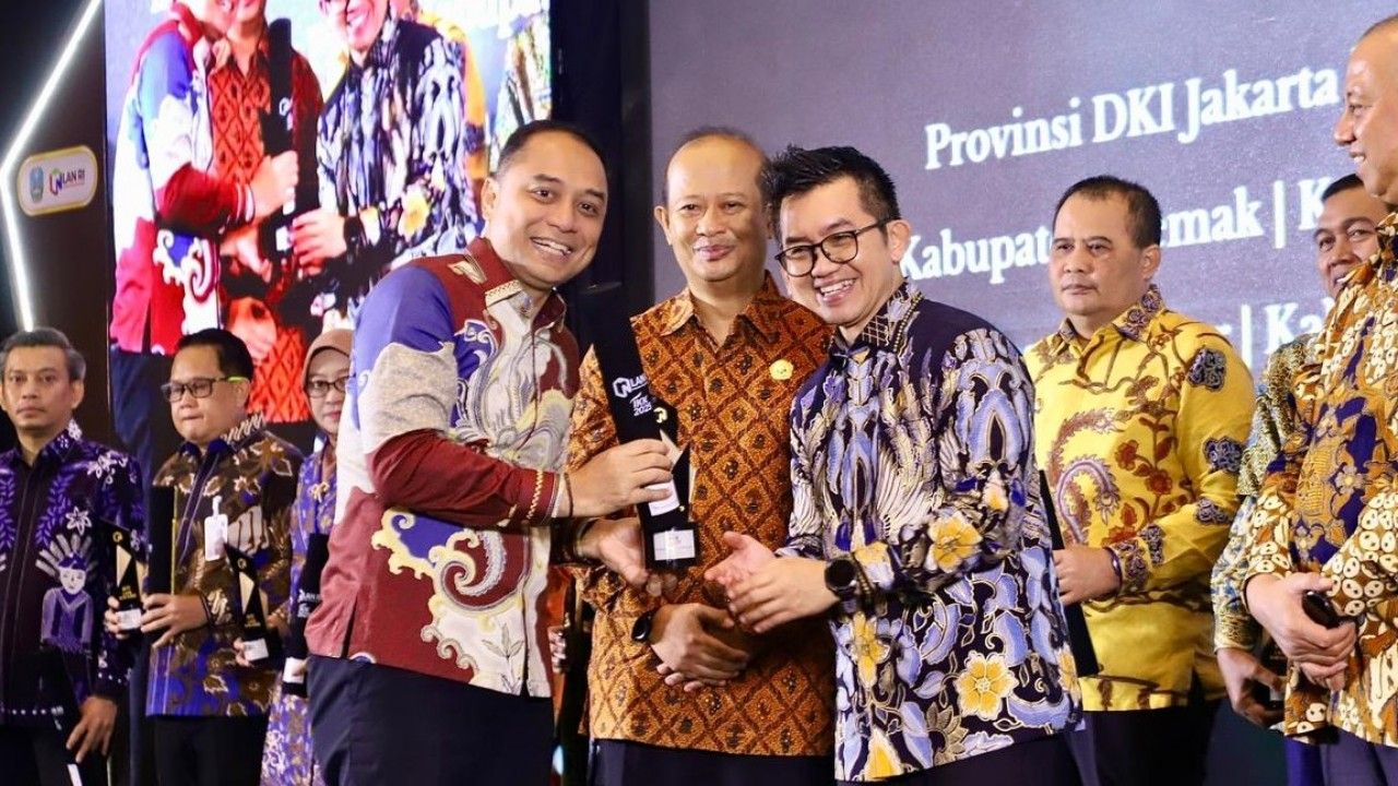 Walikota Eri Cahyadi saat terima pengjargaan.(Kominfo Surabaya)