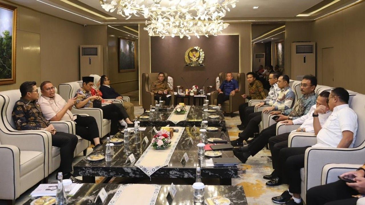 Wali Kota Eri Cahyadi Dampingi Warga Rapat Lanjutan bersama Pertamina Terkait Eigendom hingga Ada Solusi. (Kominfo Kota Surabaya)