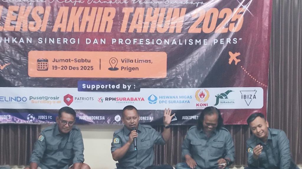Ketua PWI Jatim, Lutfil Hakim (kedua dari kiri) saat menghadiri Refleksi Akhir Tahun Judes di Pasuruan. (Amar)